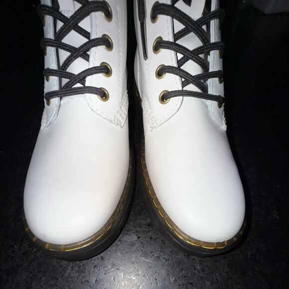 NEW WHITE DR. MARTENS ZAVALA COMBAT BOOTS SZ 9 WOMAN - Picture 9 of 12